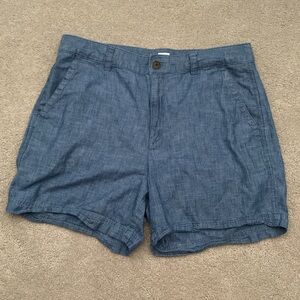 GAP girlfriend 5 inch khaki chambray shorts, medium wash in size 14